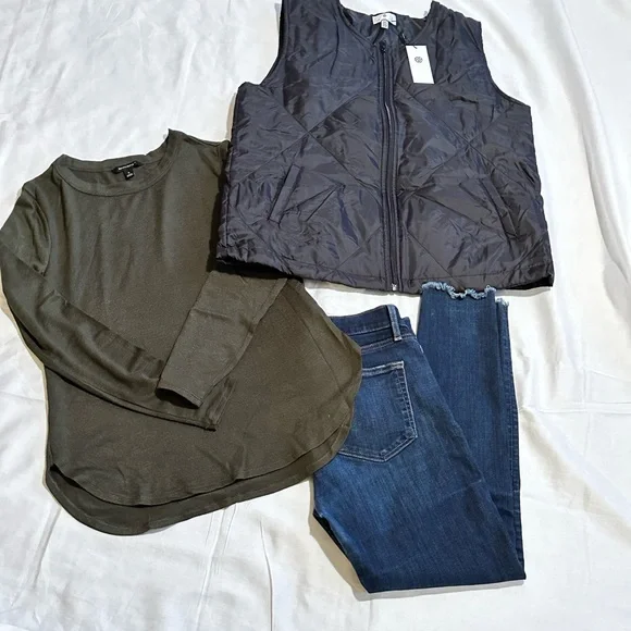 ❗️PRICE DROP❗️🎉HOST PICK🎉✨NWT✨ Socialite Quilted Vest | Navy | Size S/M - Picture 2 of 7